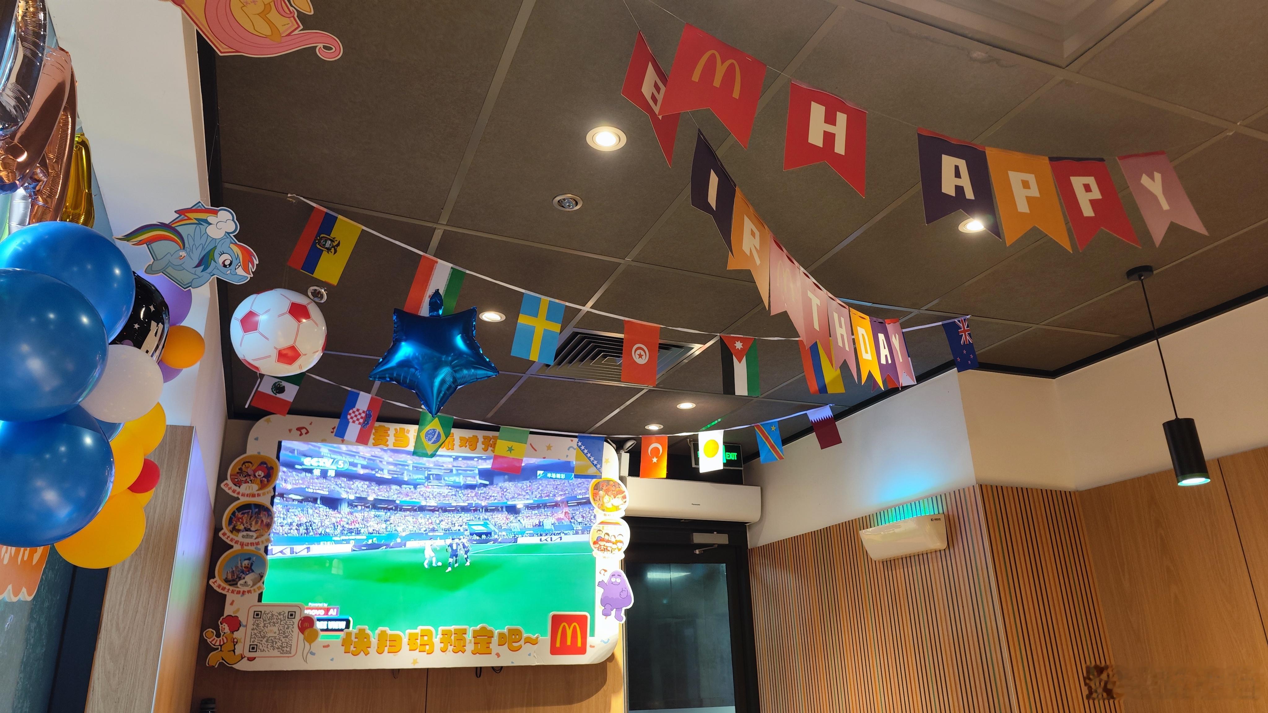 长这么大，第一次在麦当劳看世界杯。 