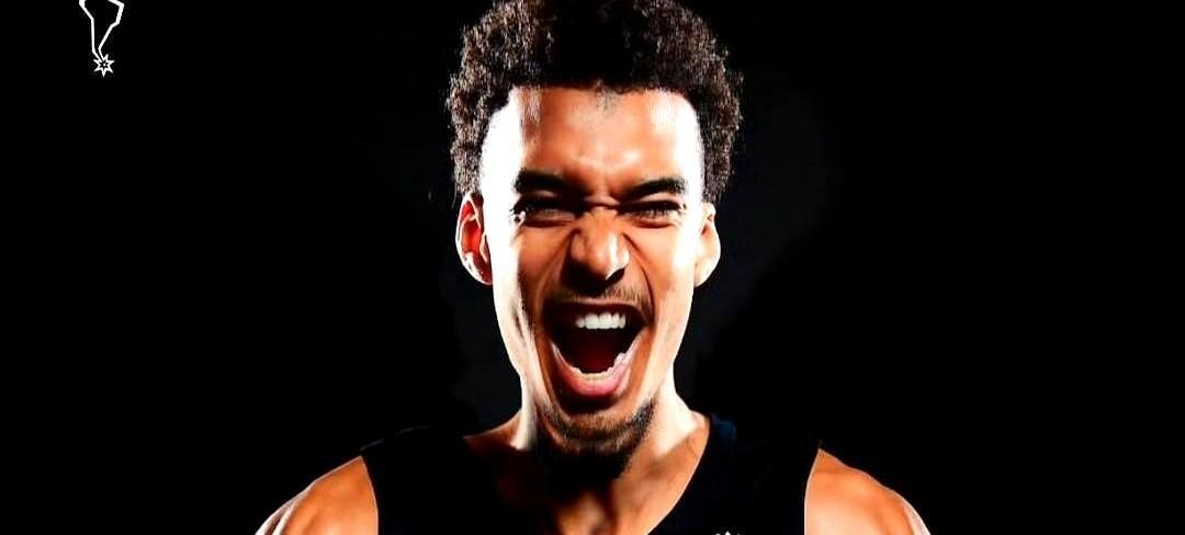 波波维奇推开一份2.95亿的合同，说：“别碰他的膝盖。
”
别的球队在算季后赛席