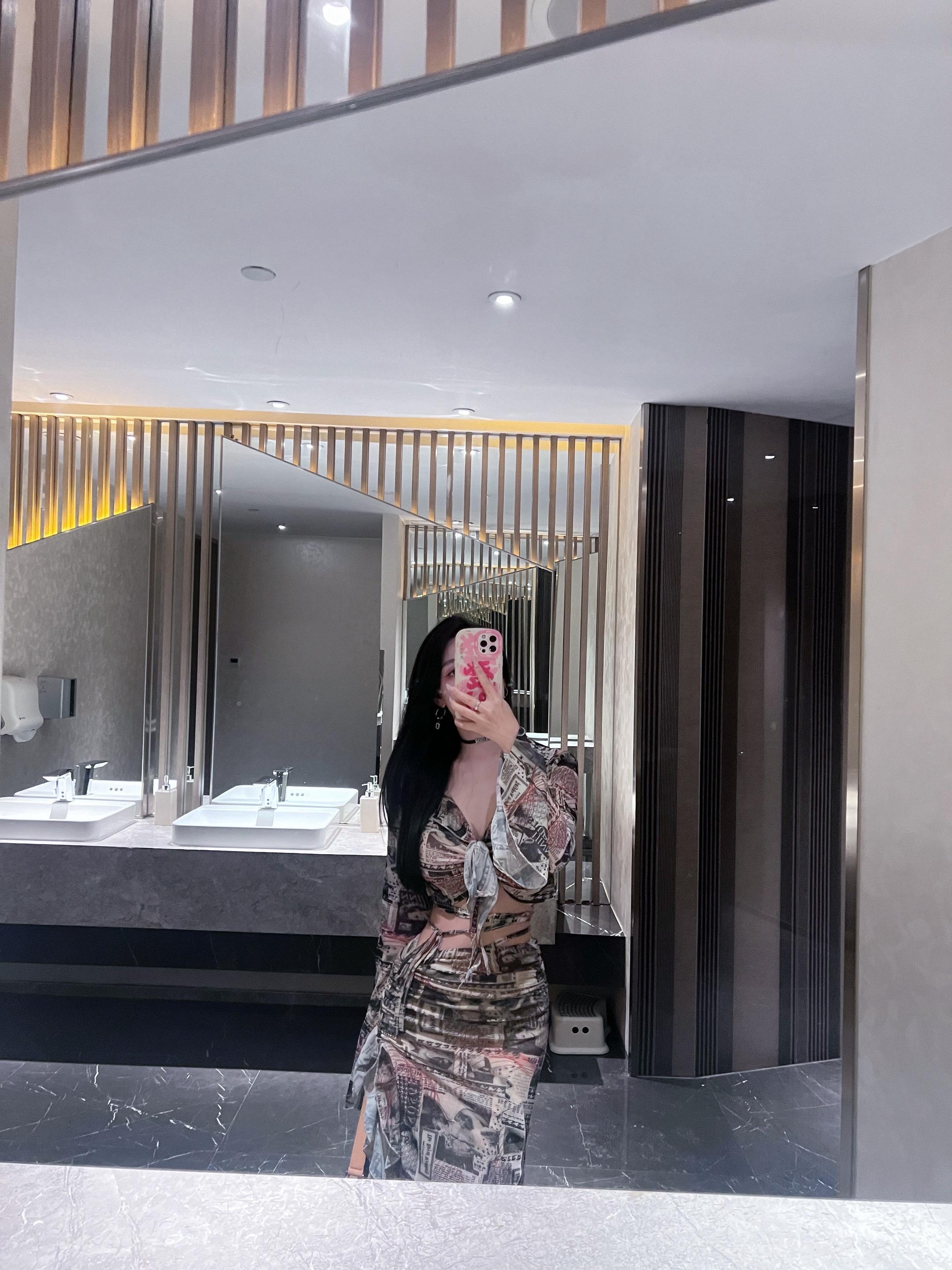 于我而言 爱只是锦上添花 我想要的东西可以自己买 我的家人朋友都对我很...