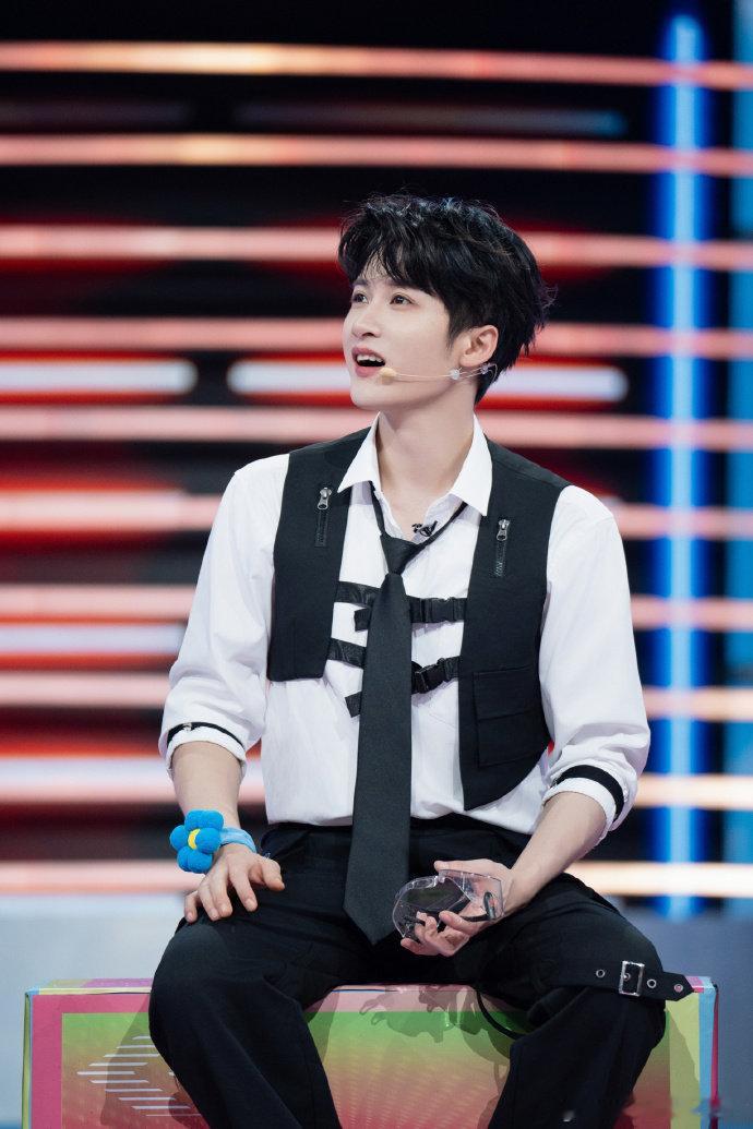 坐等今晚高端人士檀健次开玩高端局，有多精彩我已经开始期待了！怎么还不到晚上啊！ 