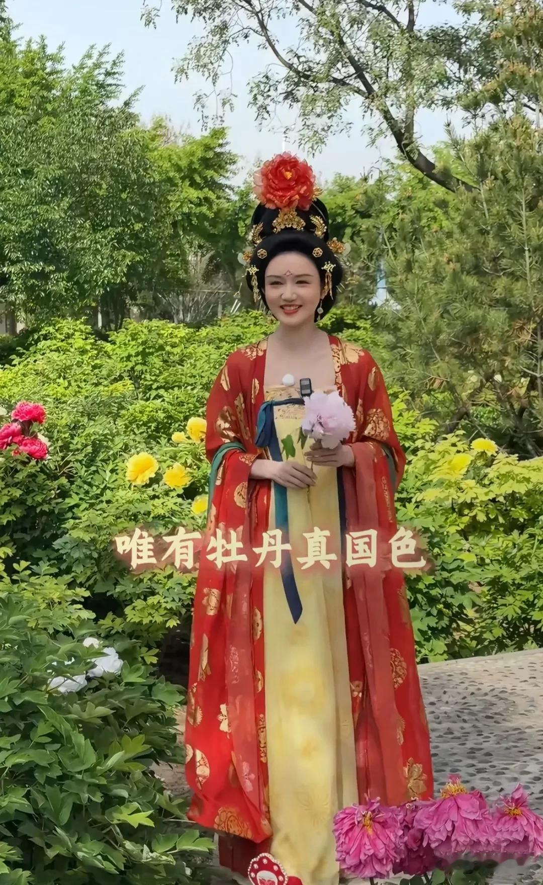 永远不用怀疑央视的眼光，他们选人的眼光的确够独特，端庄、大气又优雅。
央视主持人