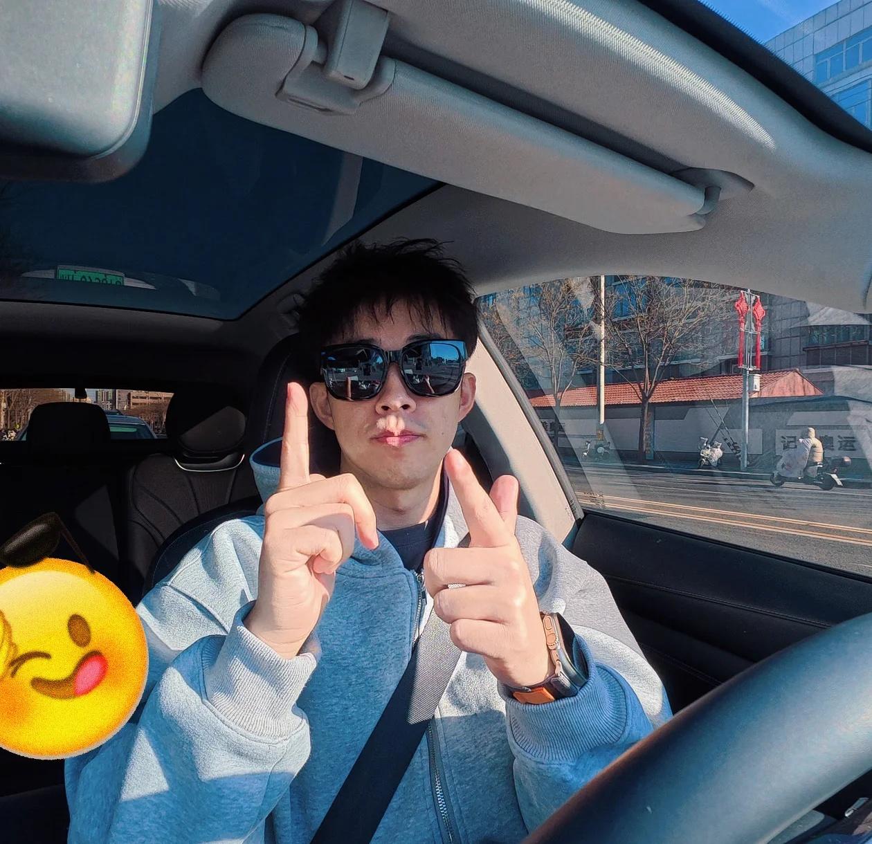 北京终于有蓝天了
开心开心！
蓝天 不辜负好天气 锻炼 天气好的时候 介绍一个小