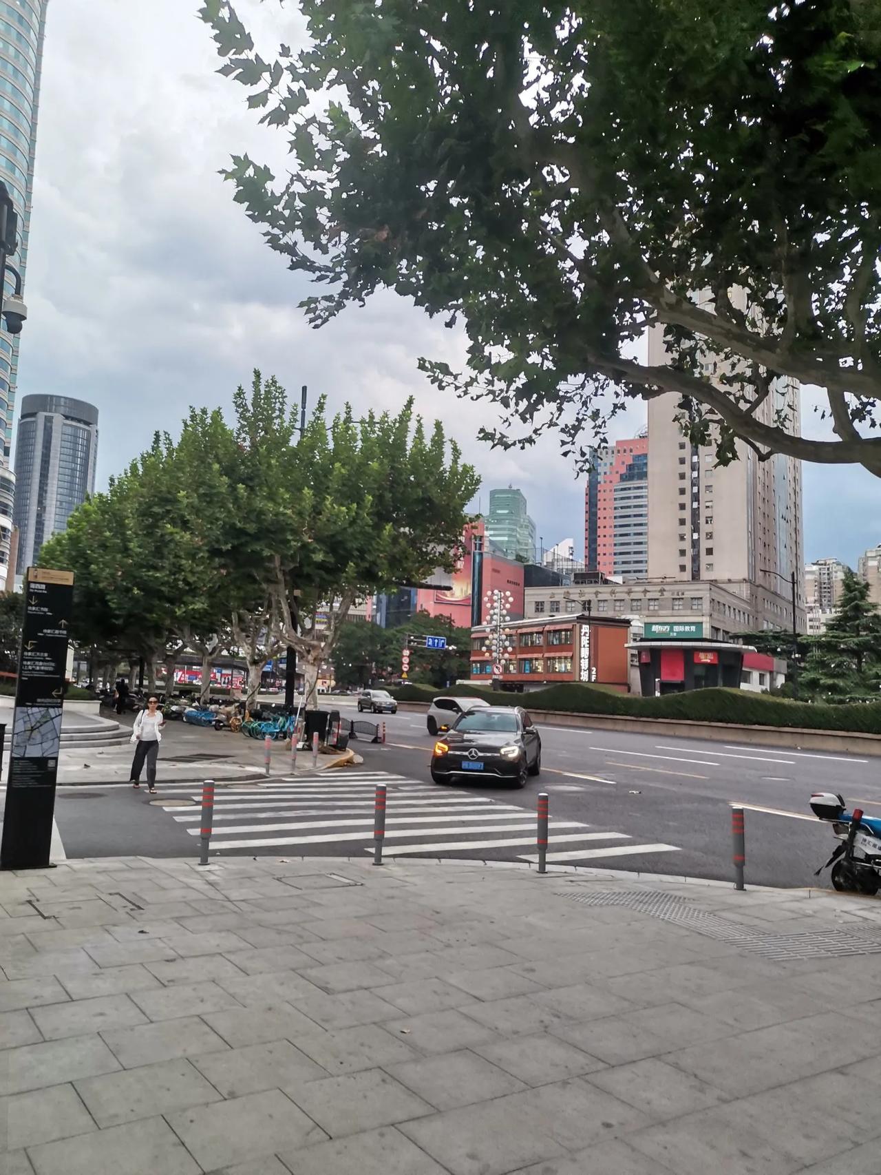 你明白了这个道理，就明白了为什么房子越降价越没人买，

房子上升时，人们都预见房