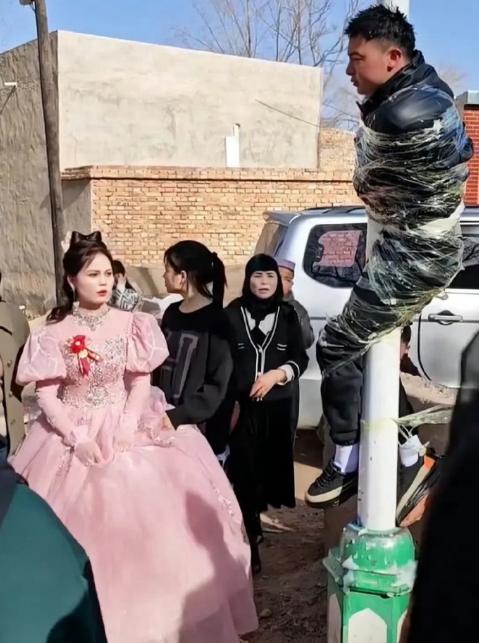 把新郎绑在电桩子上，是什么习俗？婚闹。

结婚本来是大喜事，何必整这么一出，万一