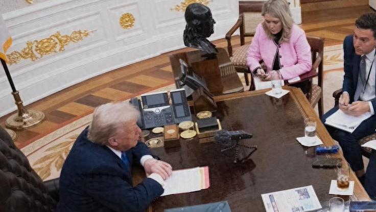 特朗普一句话，台当局慌了，美国真能管？
特朗普最近接受采访时说了句实在话，说大陆