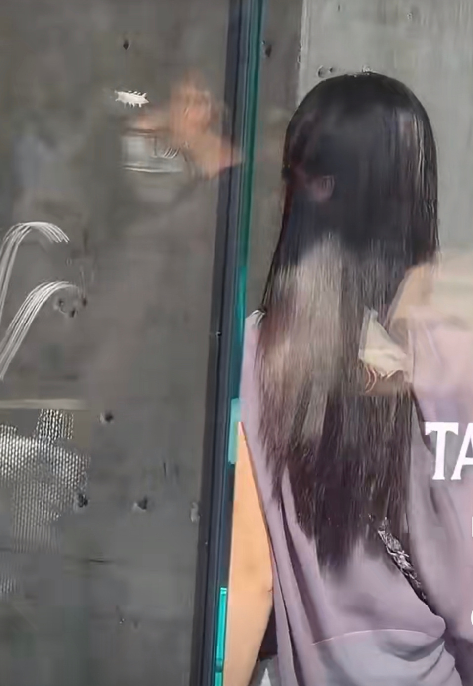 卢昱晓今天线下活动路透来啦，黑长直紫纱上衣好美