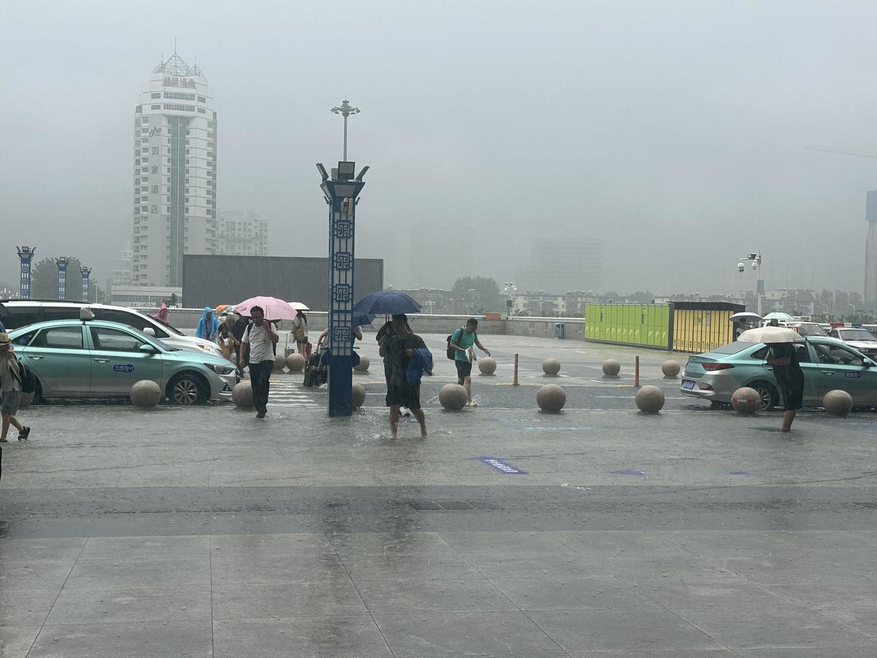 到秦皇岛，出了车站，就直接玩水！
一场不大的雨，让秦皇岛火车站广场成了海，游客只