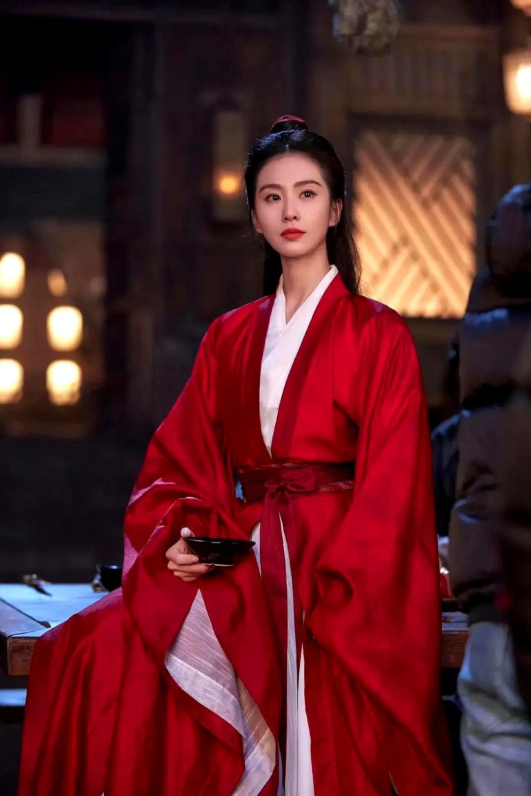 《折腰》播得越好，刘诗诗心里越难受。

去年《一念关山》播得不好，把锅都甩给了刘