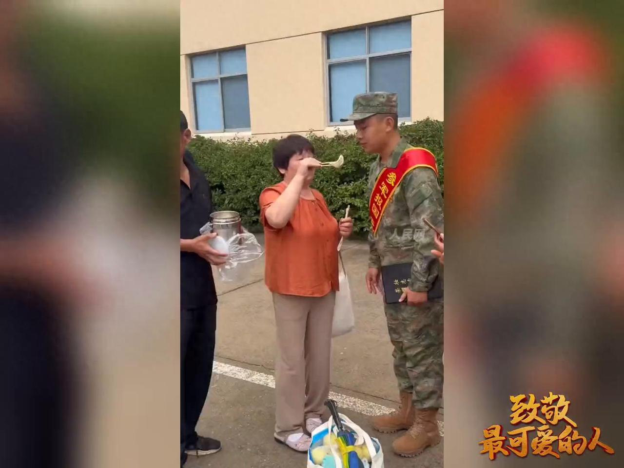 新兵入伍前，妈妈送饺子，临行前再吃一口家的味道。

9月12日山东沂源，新兵入伍