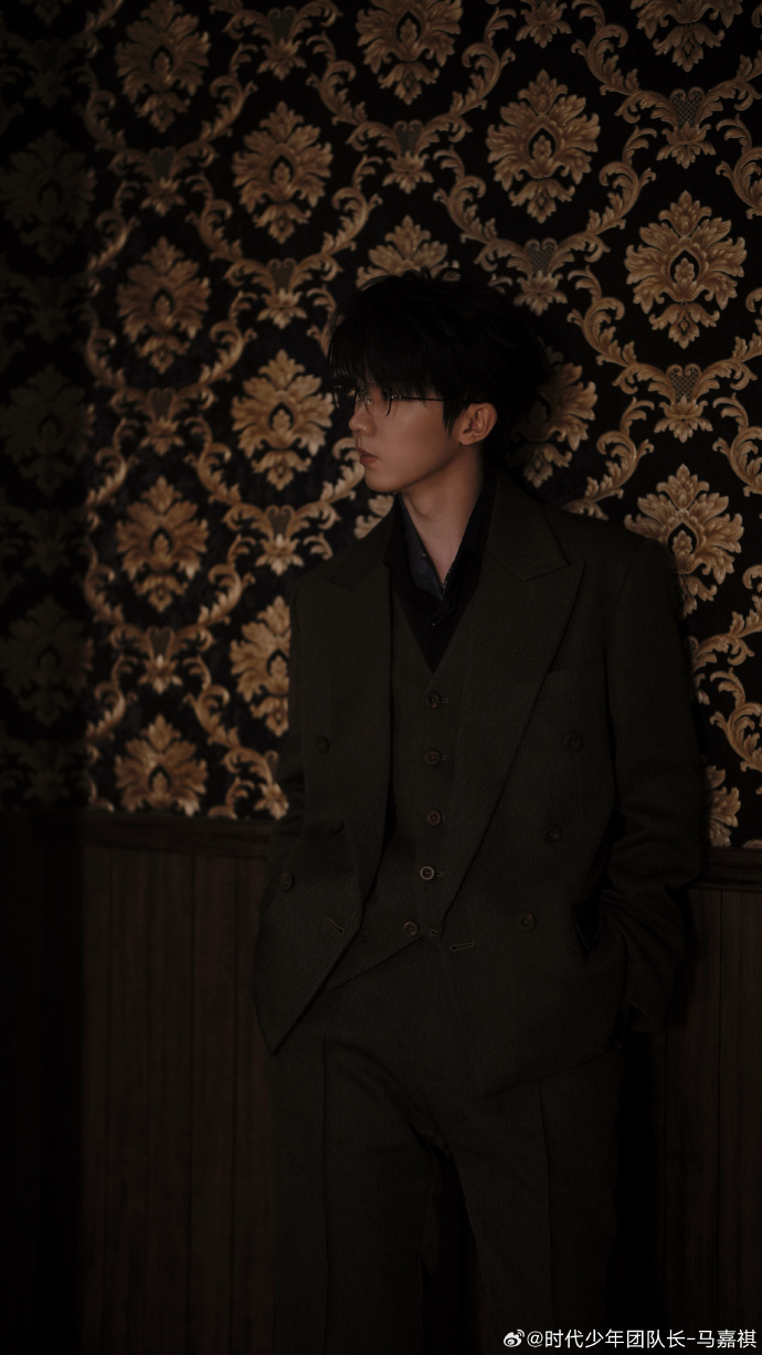 马嘉祺金丝眼镜贵公子 马嘉祺戴金丝眼镜穿西装，贵族少爷既视感直接拉到天花板了 马