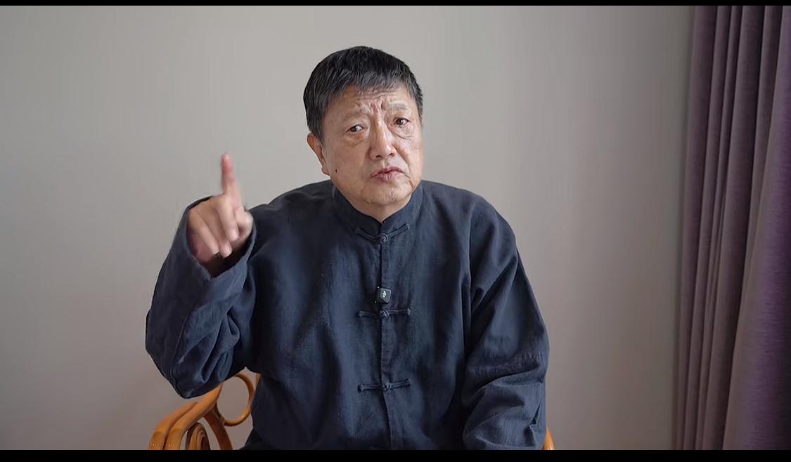 这段视频是老戏骨秦焰在今年为迎接自己的本命年录制的内容，视频里他神态平和地朗诵了