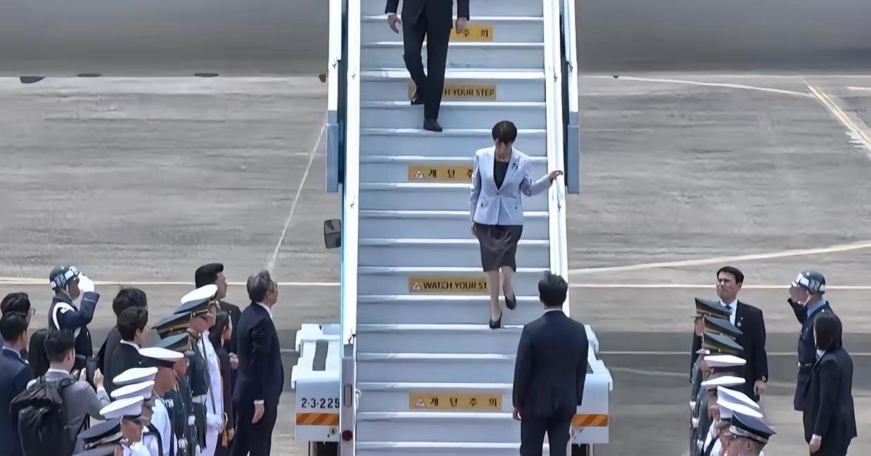 高市早苗抵达韩国，高规格没到场，热情也没到位，仪式感没拉满，高市不爽。

当地时
