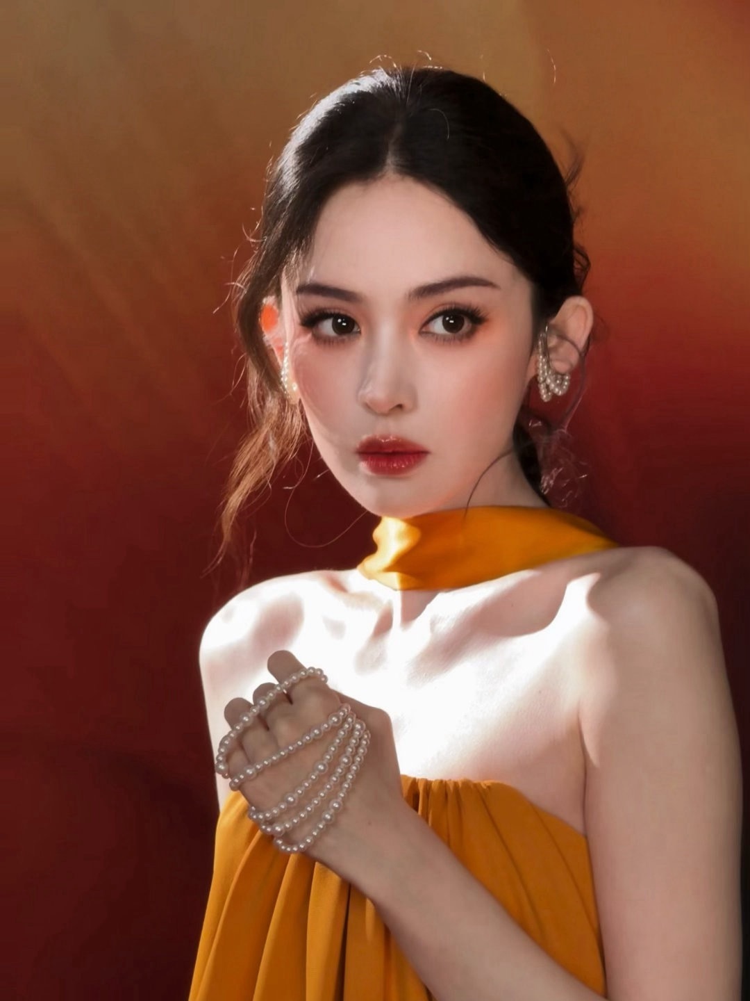 娜扎又出神图了娜扎把橙色穿的好高级谁能拒绝又仙又御的娜扎？麻花辫缀珍珠贵气拉满，