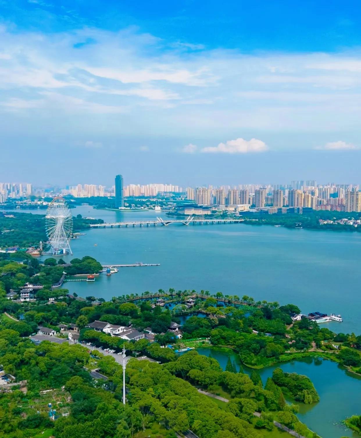 为什么我总对太湖的波光着迷？为什么听到评弹声就热泪盈眶？为什么在惠山古镇的青石板