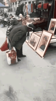 泪目！一个老人路过一个画摊时，看到毛主席的像，做出的举动让全网感动！网友：老一辈