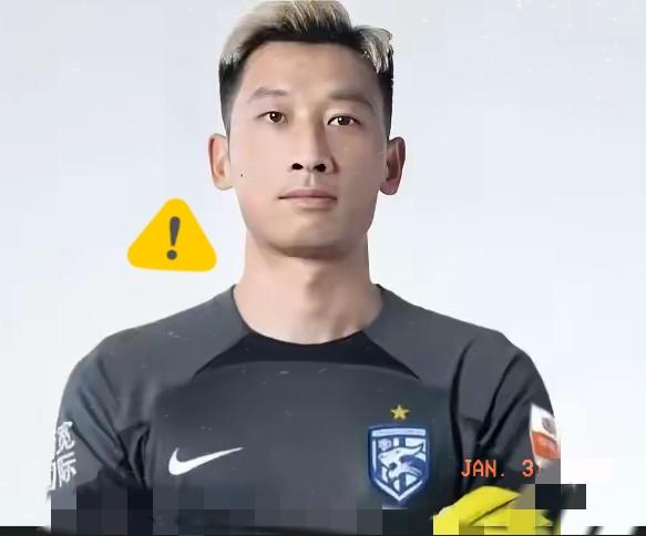 被终身禁足后的前武汉三镇门将吴飞在社媒喊冤，其中有问道“足球彩票不是合法的吗？”