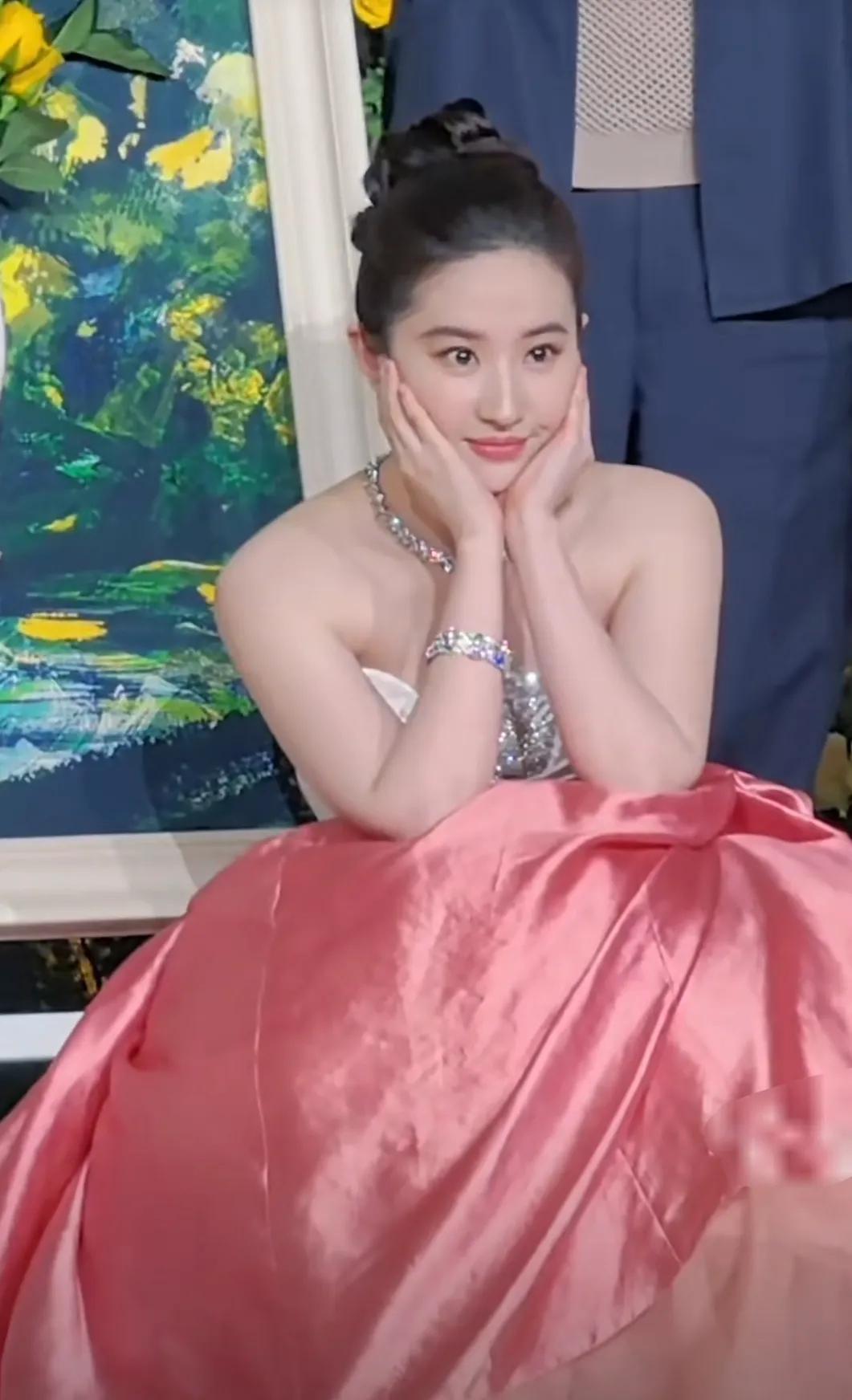 我滴妈好萌啊 
刘亦菲是16岁少女吧
她一出场其他人都变得黯淡无光
不愧是神仙姐