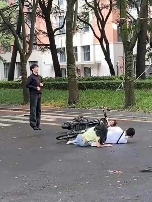 这个假绝的绯闻随便点开一个磁条都没活人看了，还要继续买吗。。。。钱就这样继续往水