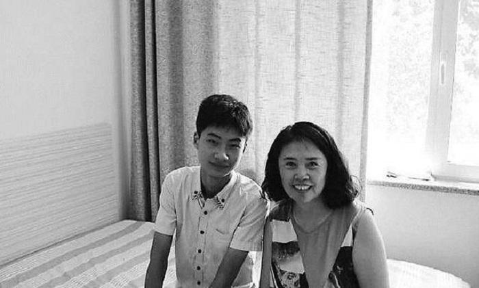 优秀的庞众望，他不装酷不耍帅，书卷气浓浓，随便一个日常镜头，都能收获粉丝无数。