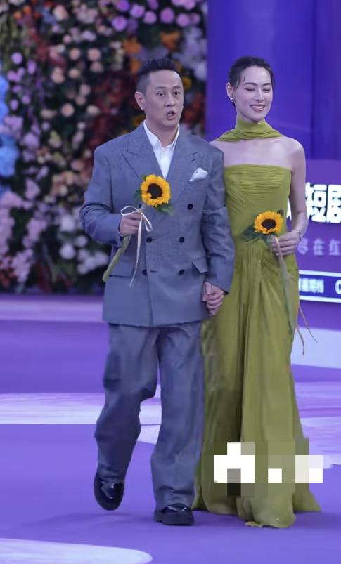 8月10日，梁洛施与新男友马浴柯一起参加百花奖，二人手牵着手走出来，每人手里捧着