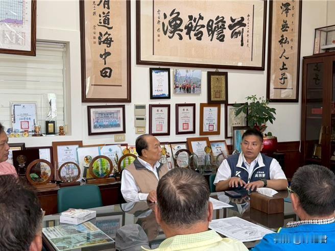 国民党宜兰县长参选人吴宗宪今（27）日拜访苏澳区渔会，主打长期关注的南方澳渔港公
