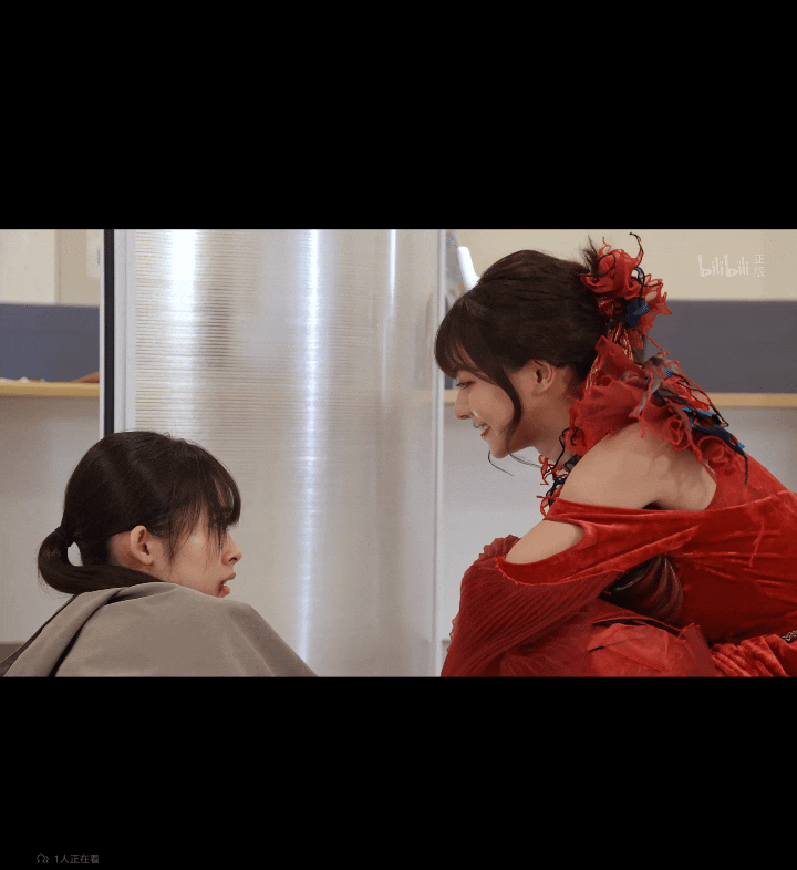 每日一女孩摸摸头…… 