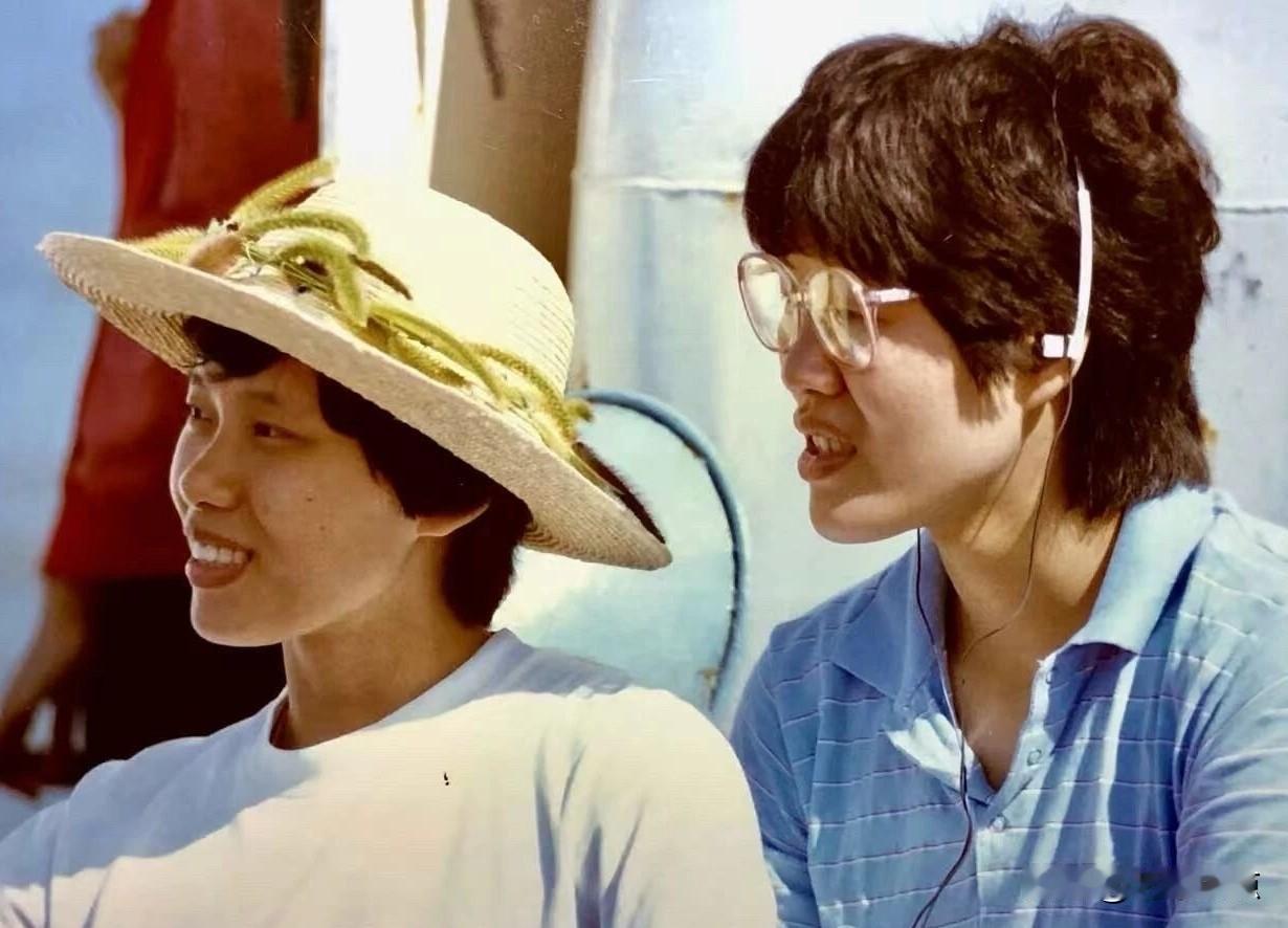 这照片拍摄于上世纪八十年代，右边是大名鼎鼎的中国女排“铁榔头”郎平。
左边这位女