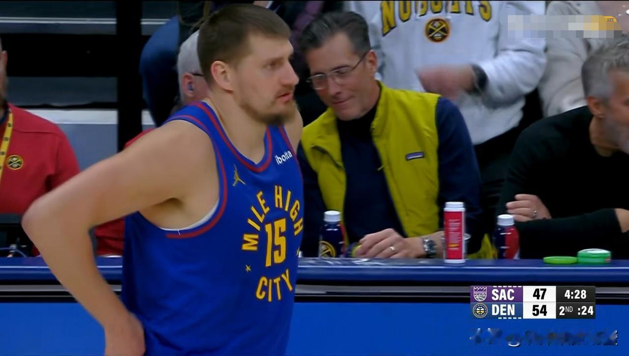 掘金超级巨星约基奇真是太让人心疼了！在今天掘金主场以123：128惜败于国王的比