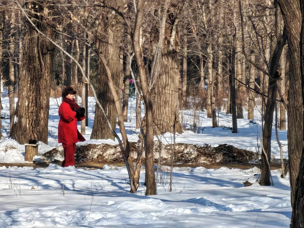 上联：笔墨人生香岁月
下联：风云一笑艳春秋