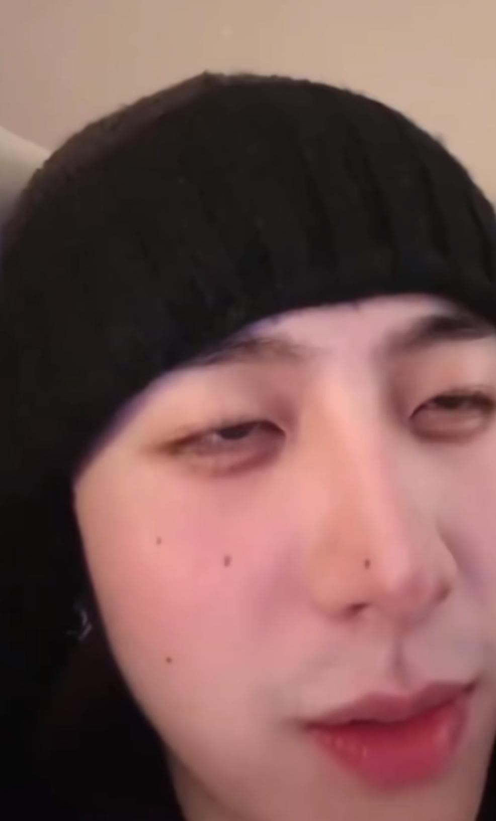 焦迈奇走的这是什么风格，

这个妆容也太艳了吧，

看他曾经的直播，总感觉的他的
