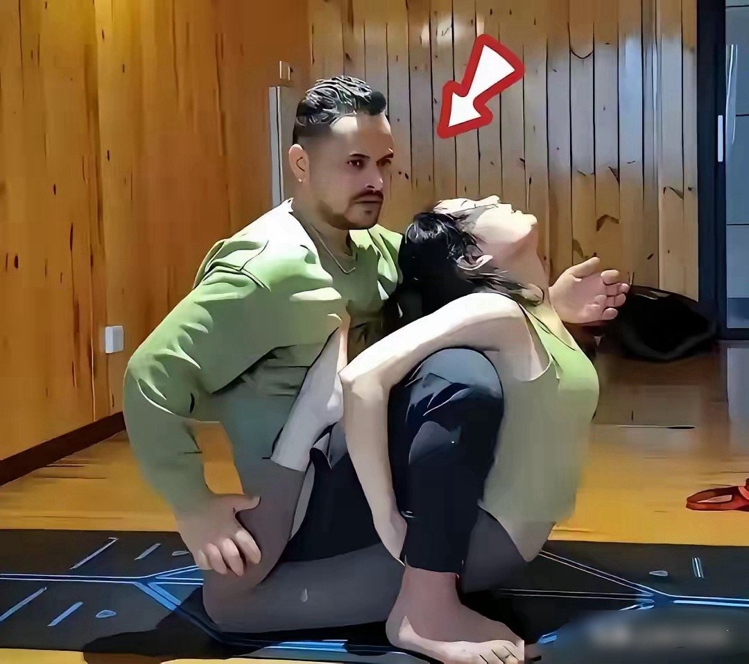 这种情况你敢说正常？你敢说没有性骚扰？ 