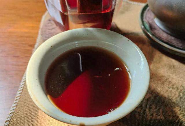 喝了就饿、汤如酱油？普洱茶水深套路多，老茶客教你一眼辨真伪