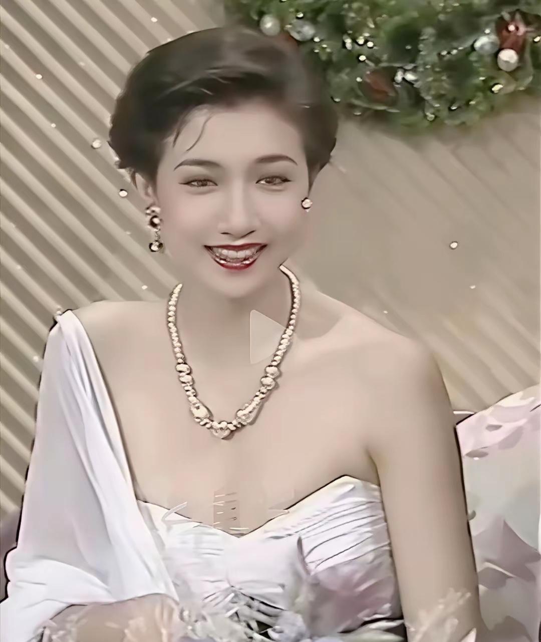 没想到吴绮莉年轻时如此惊艳，简直美到不可方物，176cm的身高、鹅蛋脸高鼻梁，1