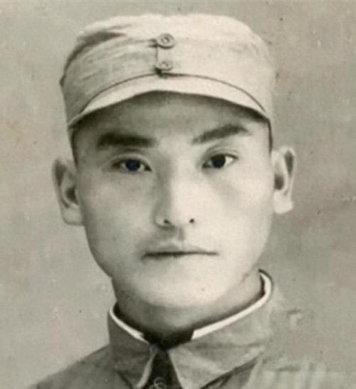 他18次当突击队长，毙俘敌300余名，却在大榭岛胜利次日遇袭牺牲。
 
这位英雄