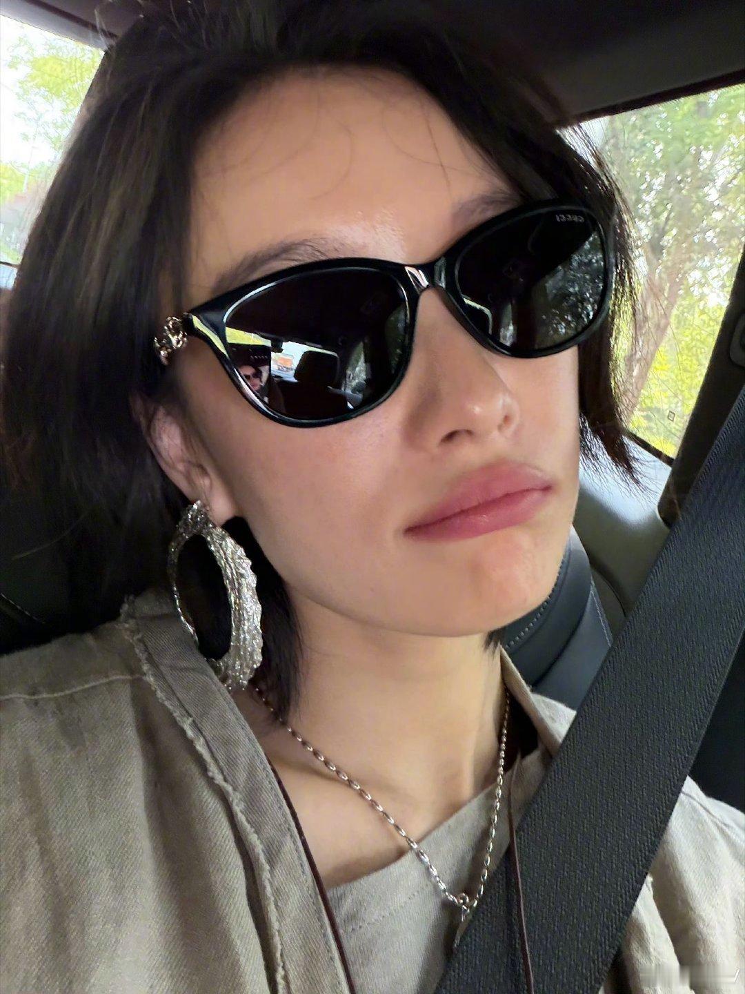 倪妮身上没有展示位了别人练车素面朝天，倪妮练车全副武装。衣服墨镜项链耳环，主打一