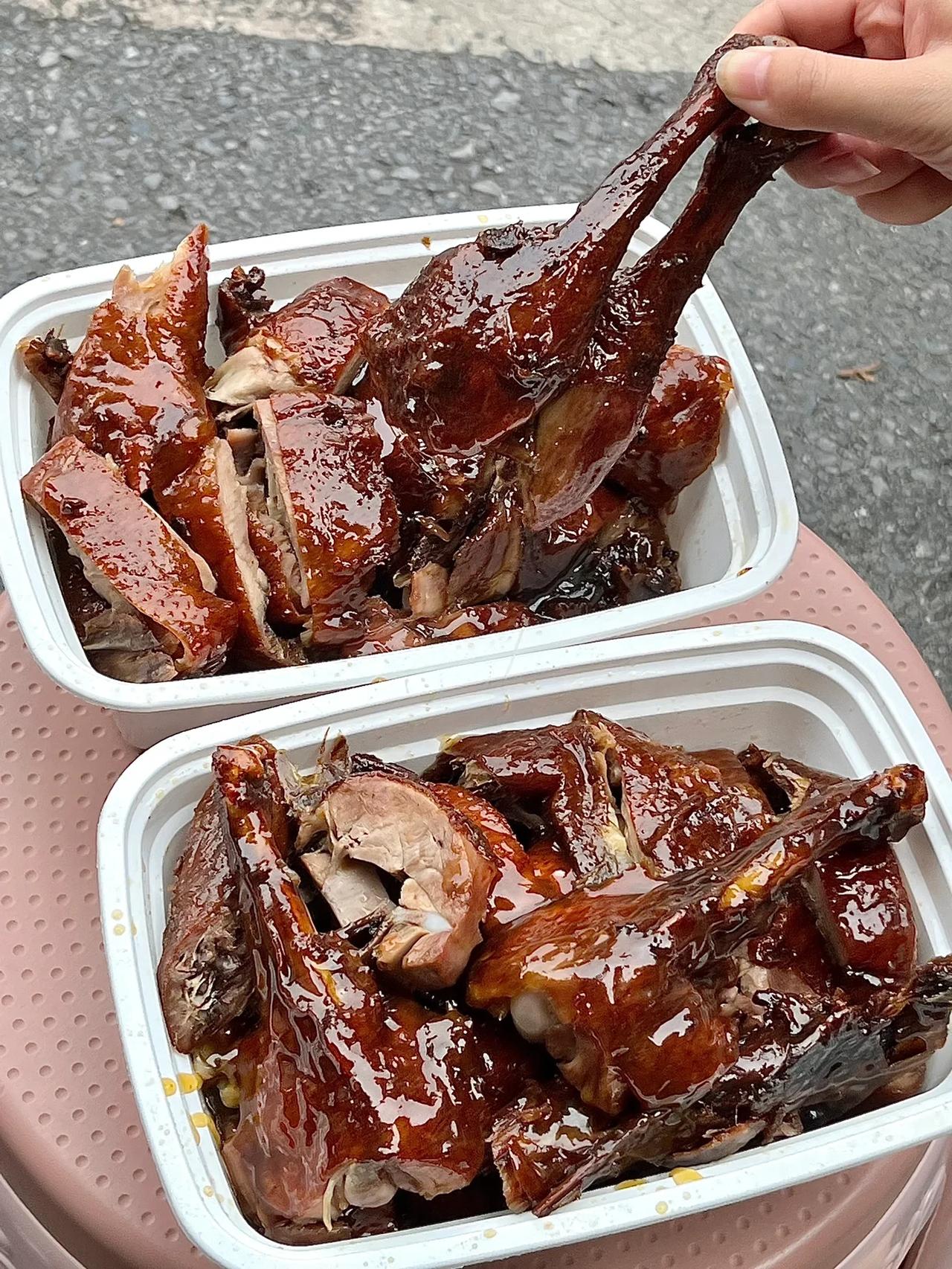 感谢我乐山朋友带我来吃这家甜皮鸭！

乐山本地好朋友告诉我！
这家甜皮鸭她从小吃
