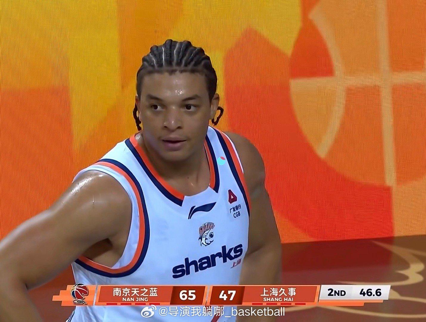 卢伟真是个人才，场下坐着FMVP弗格和三连冠主力小前不用，必须用他的洛夫顿，双李