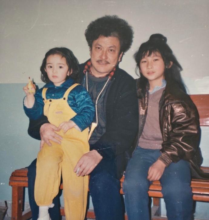 杨幂从小眼睛就那么大杨幂从小眼睛就那么大，太萌了吧！ 杨幂从小就眼大脸小 ​​​
