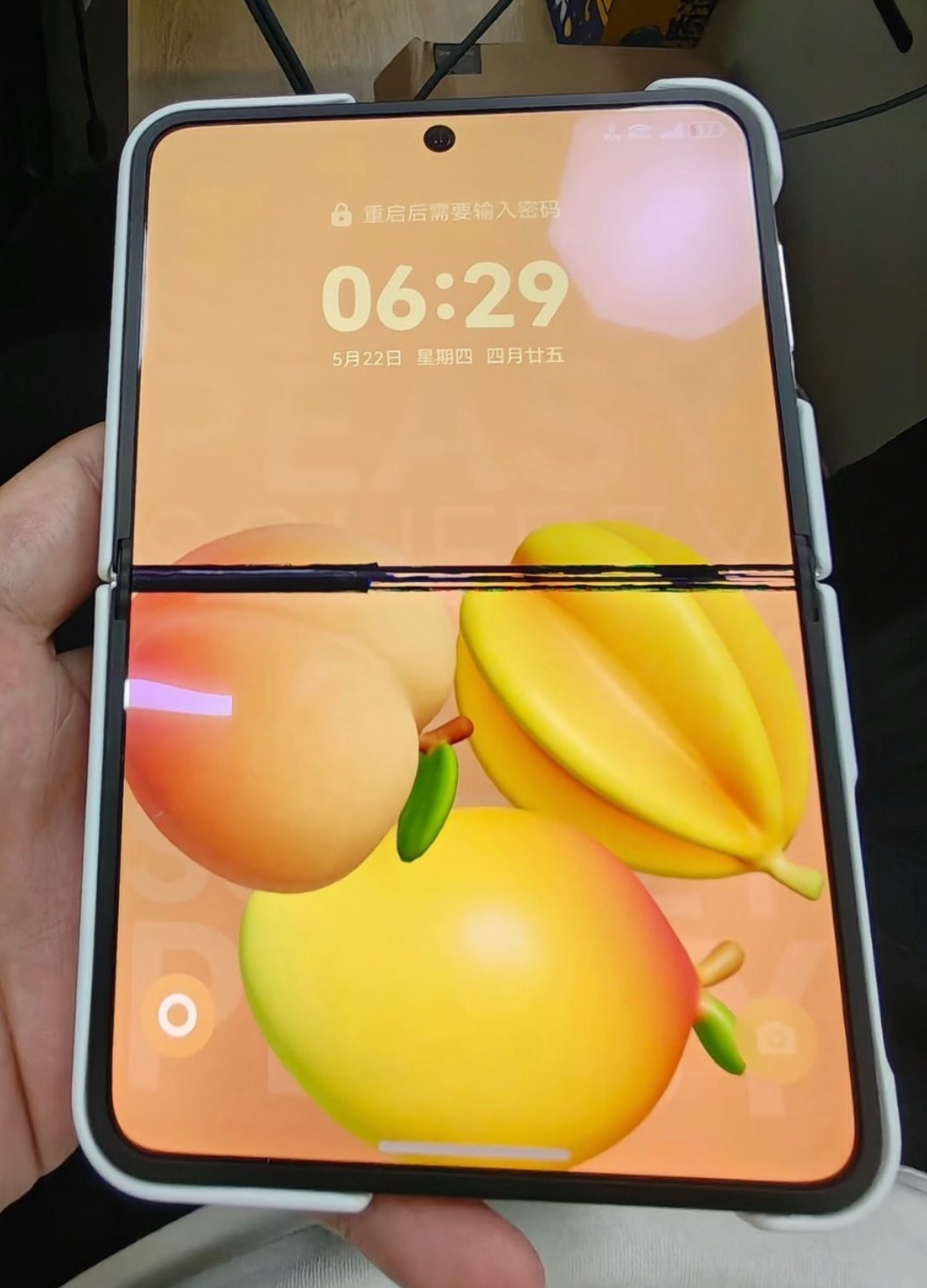 华为回应15599元折叠屏用3天黑屏：维修再掏1999！曝光后改口“免费修”华为