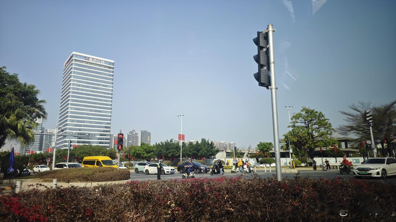 环市大道南沙牌坊这个路口又开始要下车推行了。
其实合理不合理，大家推演一下就懂了