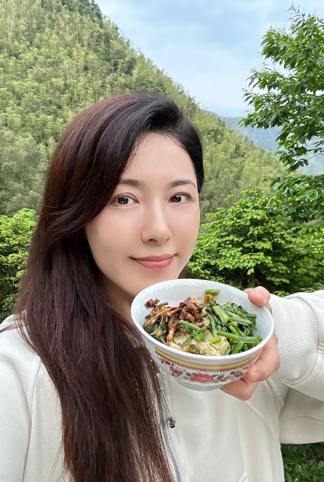 曾黎分享的田园生活太让人羡慕了吧
这一碗饭好有含金量呀！
这个季节独有的春笋
烧
