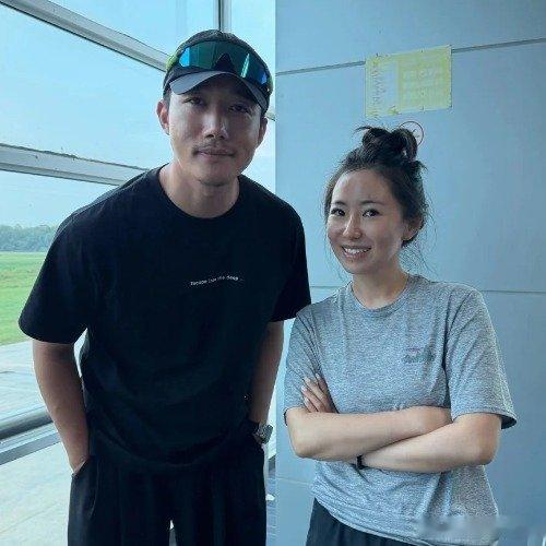 在国外被中国男演员救了一命，我们这一代人看这种新闻，心里其实挺复杂。一边觉得暖，