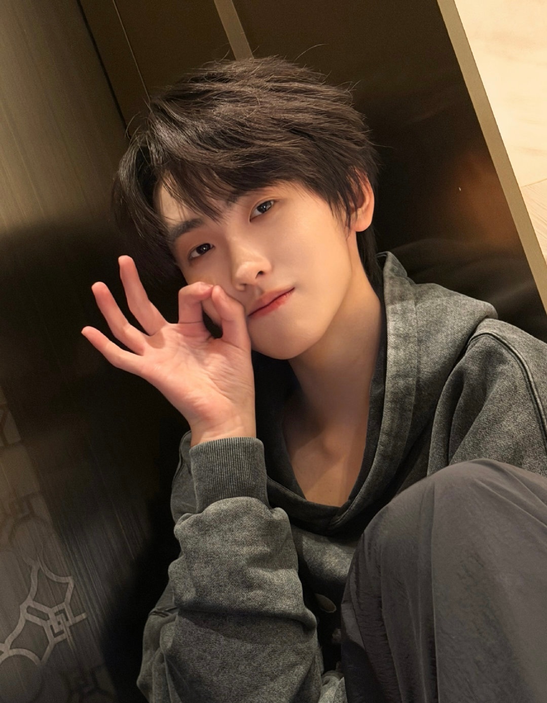 芝士娱乐 看完这组照片周一的疲惫全被驱散了‼️今日份营业的左奇函好帅好可爱左奇函