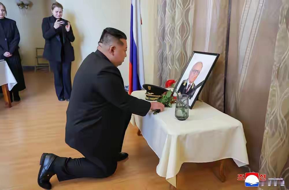 金正恩在俄使馆里单膝下跪，俄罗斯人红了眼眶

据朝中社报道，当地时间10日，金正
