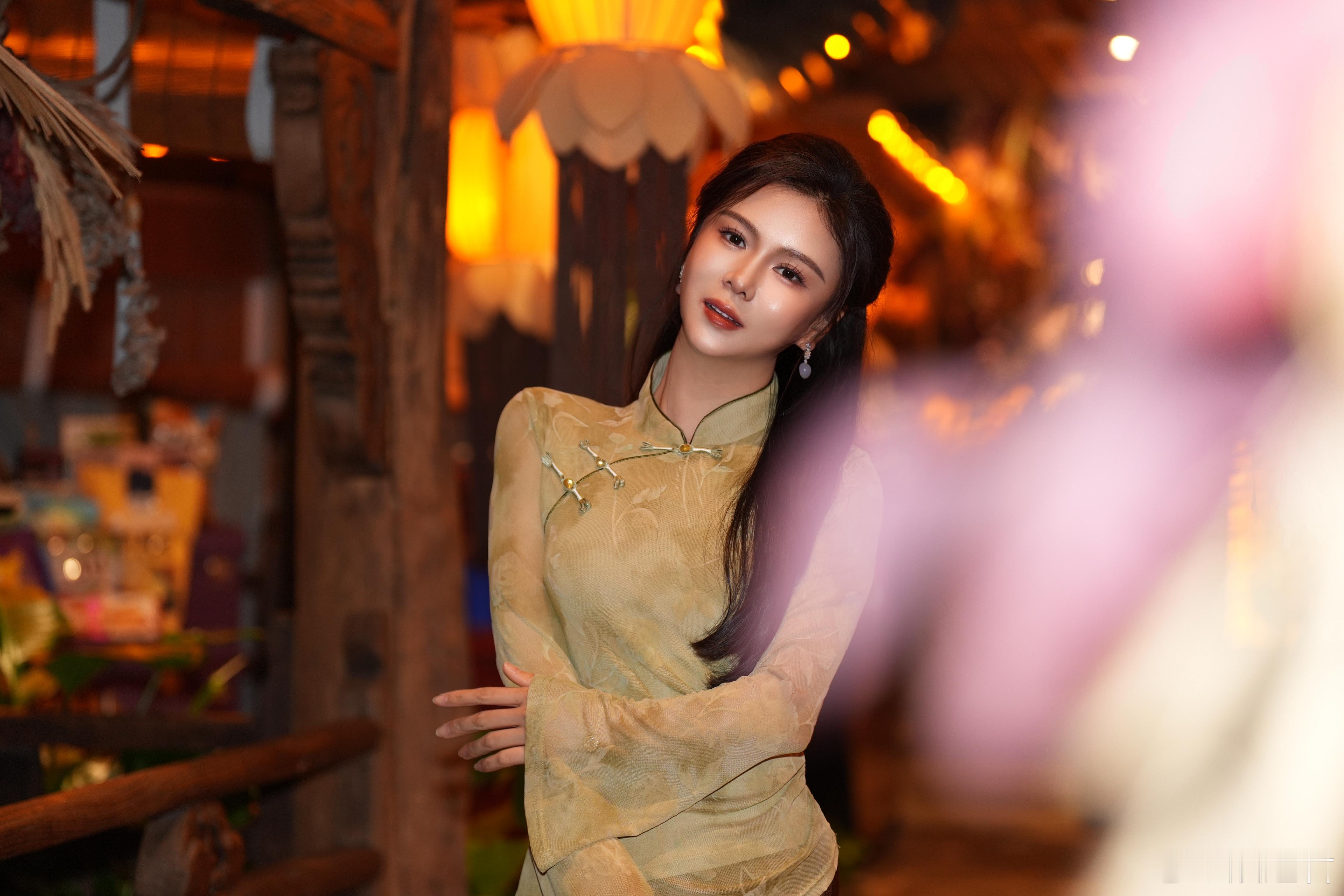 凤凰网主持人刘美希谁能不爱啊！刘美希把新中式穿出新高度，清冷禅意的格调，叶叶菩提