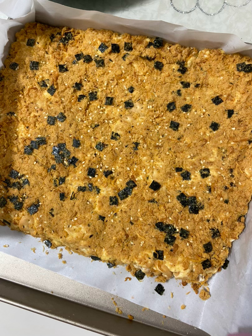 自己做雪花酥就是得劲巧克力味的可以放超多脆脆珠咸蛋黄肉松味的可以放超多肉松