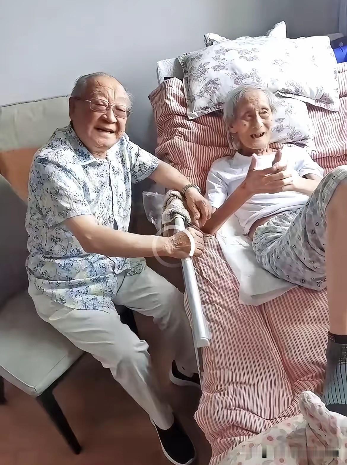 郭德纲师爷辈田立禾大师摔断肋骨那阵，魏文亮天天往他家跑，拎着炖梨汤，进门先摸暖气
