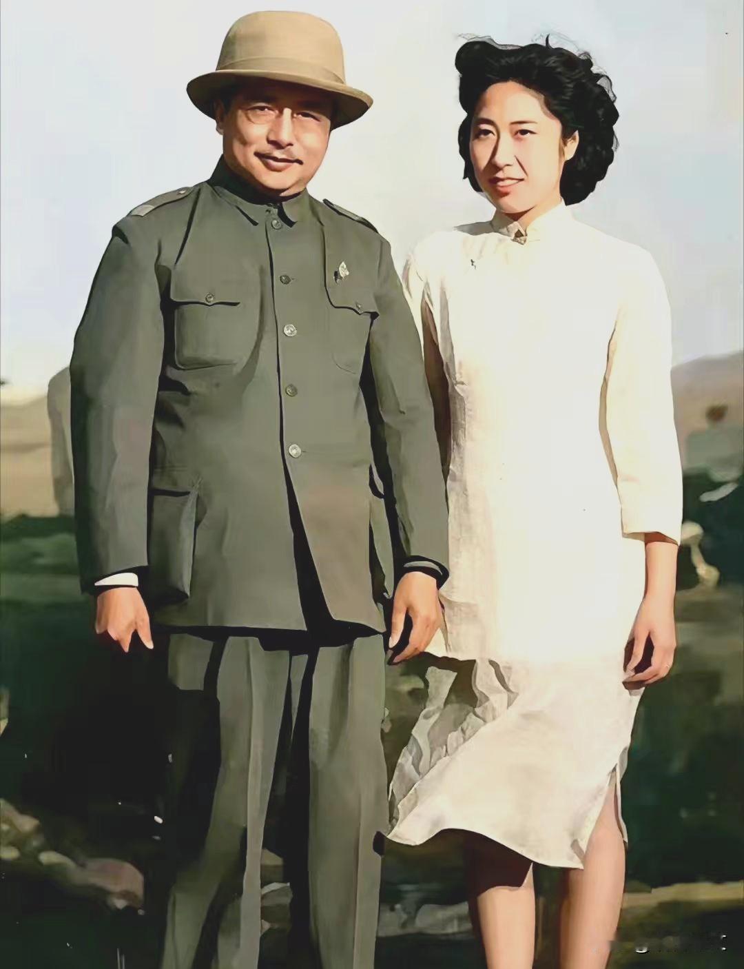 1946年，李克农、王光美在北平机场留影。
1946年，北平设立军事调处执行部（