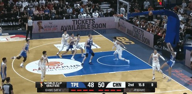 焦泊乔本来抢下篮板可以好好看看形势再传球，结果匆忙传球导致被抢断，然后中国台北球