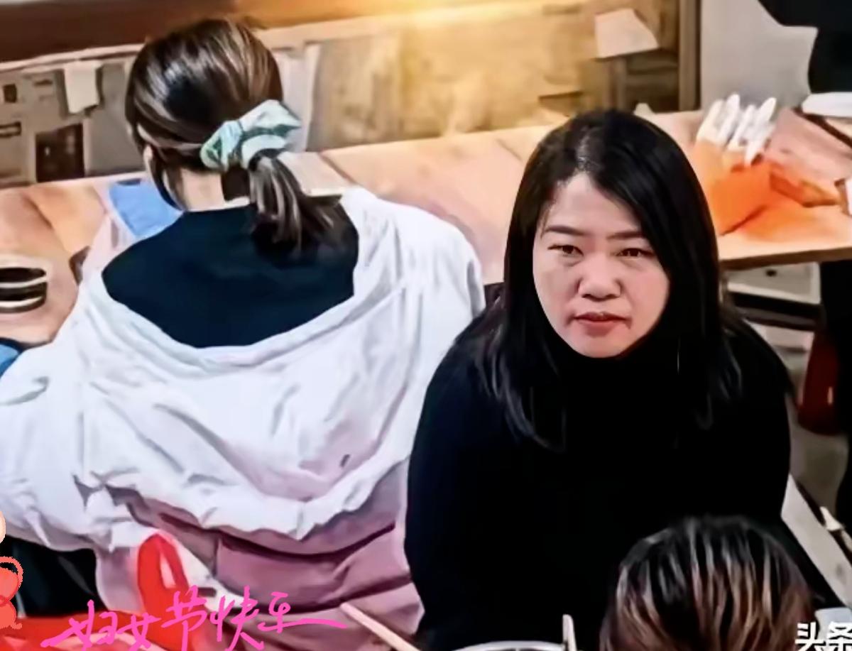 往别人帽子里泼汤的女子，躲两天就能当没发生？别太天真了！
 
        监